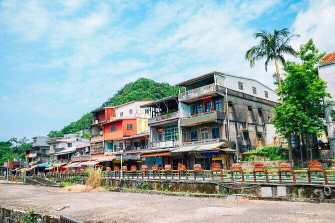 7-Hour Join tour - Jiufen Village & Shifen Town - Food and Drinks: How to Budget Without Losing the Fun