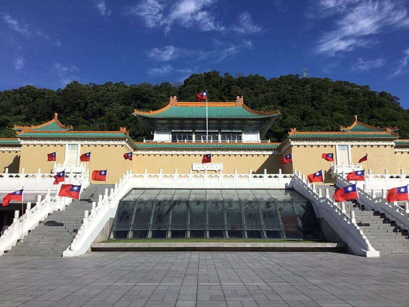 From Keelung: Private Taipei City Landmarks Shore Excursion - Presidential Office Building: a quick photo stop that explains a whole era