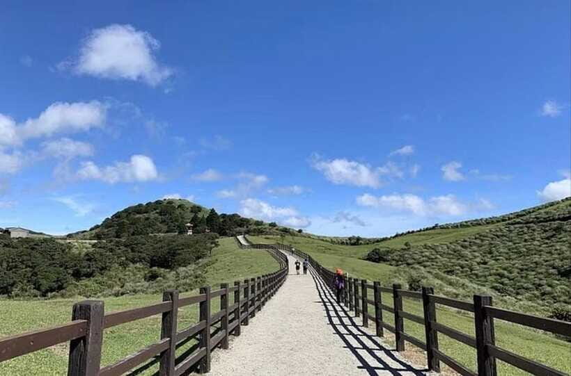From Taipei: Beitou & Yangmingshan Private Day Tour - Xiaoyoukeng’s geothermal area: where the terrain looks alive