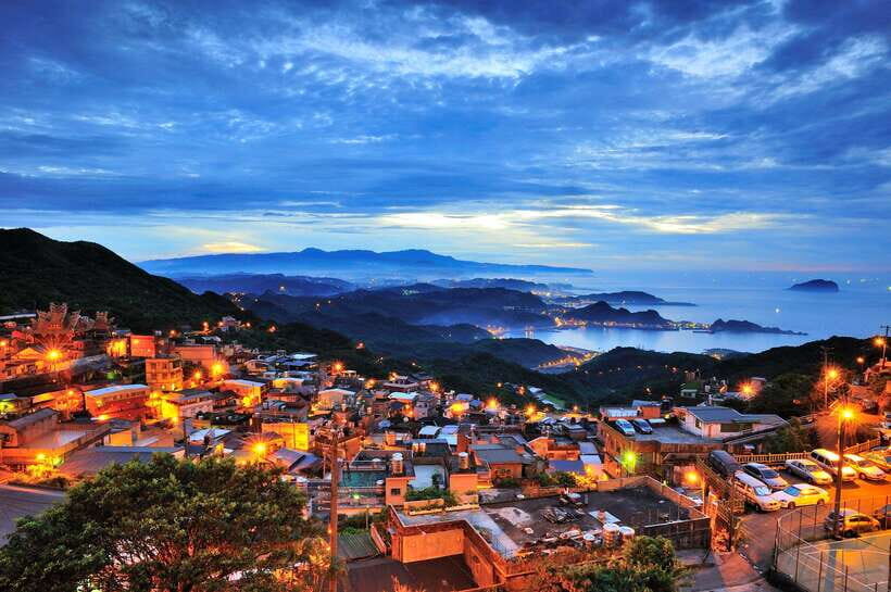 From Taipei: Old Gold Rush Town Jiufen Guided Night Tour - How the night tour mixes mining drama with Jiufen lanterns