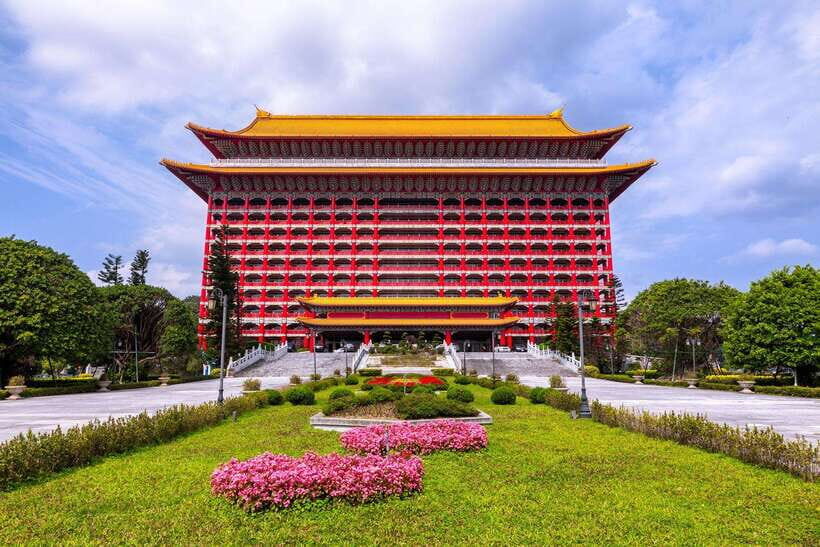 From Taipei: Private Classic Taipei Timeless Treasures Tour - National Palace Museum: Ancient Artifacts in a Guided, Time-Saving Visit