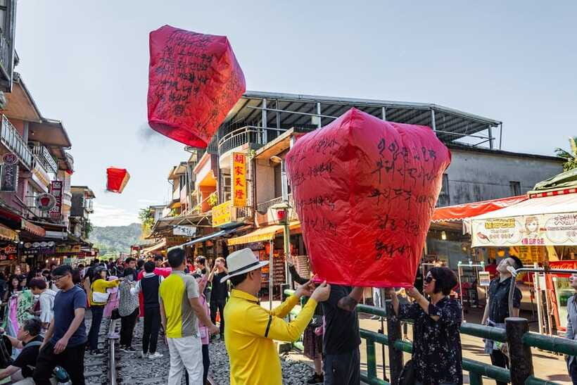 From Taipei: Shifen, Jiufen, and Yehliu Guided Day Trip - Write a Wish and Release Sky Lanterns in Shifen