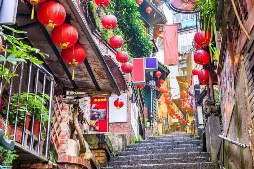 From Taipei: Shifen, Jiufen, and Yehliu Guided Day Trip - Jiufen Old Street: The Nostalgic Maze of Steps, Tea, and Photo Stops