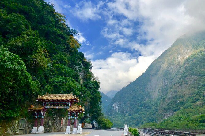 Hualien Taroko Day Tour From Ximending - Taroko National Park Entrance and Changchun Shrine: Context Before the Big Views