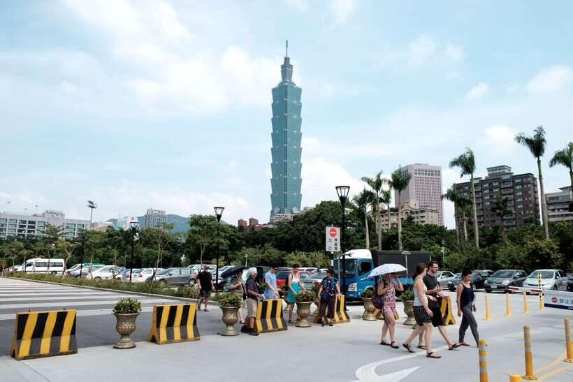 Iconic Food Tour: Local Street Food, Drinks & Sites - SYS Memorial Hall views: the landmark break that still feels local