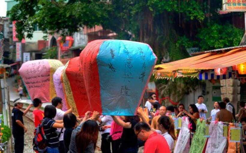 New Taipei: Pingxi Sky Lantern Festival Experience in Shifen - Lighting and Releasing in the Night: What to Expect on the Ground