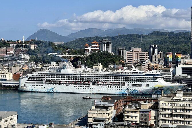Private Cruise Tour from Keelung: Trip to Taipei - Chiang Kai-shek Memorial Hall: Monumental, Free, and Watch for the Details