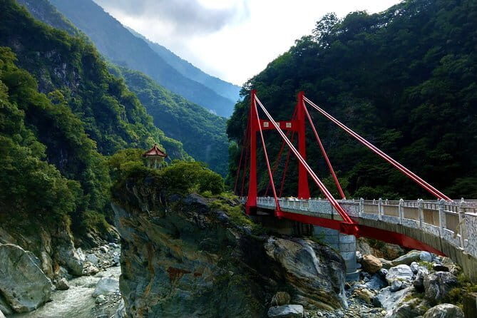 Private East Coast & Jade Hunting Day Tour with Local Expert - Liyu Lake: easy recreation after the coast walking