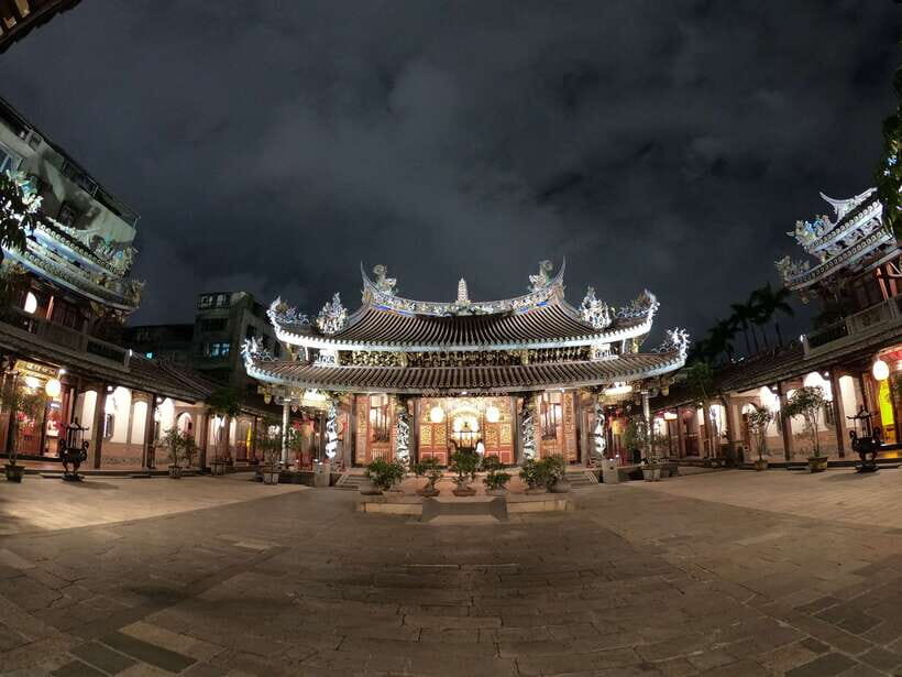 Private Night Tour: Taipei City Highlights - Liberty Square illuminated: Chiang Kai-shek Memorial Hall and the performing arts blocks