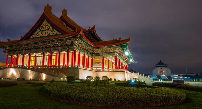 Private Night Tour: Taipei City Highlights - Your big choice: Taipei 101 observatory vs. Elephant Mountain Trail