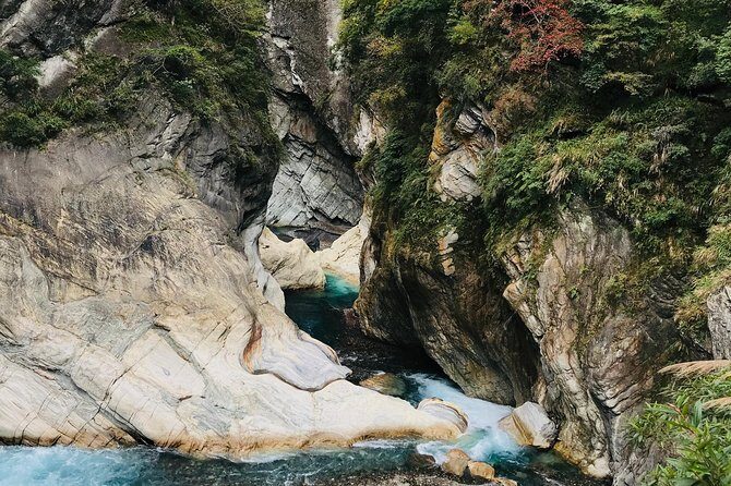 Private Taroko Gorge National Park Day Tour - Entering Taroko Gorge Through the Archway First
