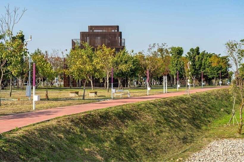 Taichung City: Sightseeing Walking Tour with a Local Guide - Where to meet and how the pickup works in real life