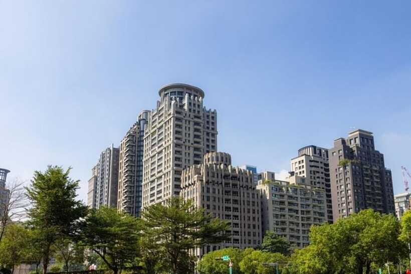 Taichung City: Sightseeing Walking Tour with a Local Guide - Stop-by-stop: National Taichung Theater, Rainbow Village, ice cream, Fengjia, Taichung Park, and the Fine Arts Museum