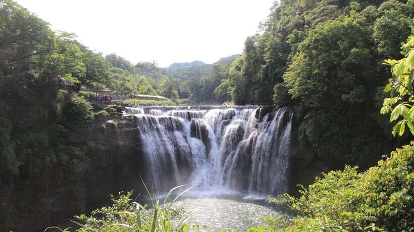Taipei: Jiufen and Shihfen Half Day Tour - Golden Waterfall’s ledge cascade and why the rocks look different