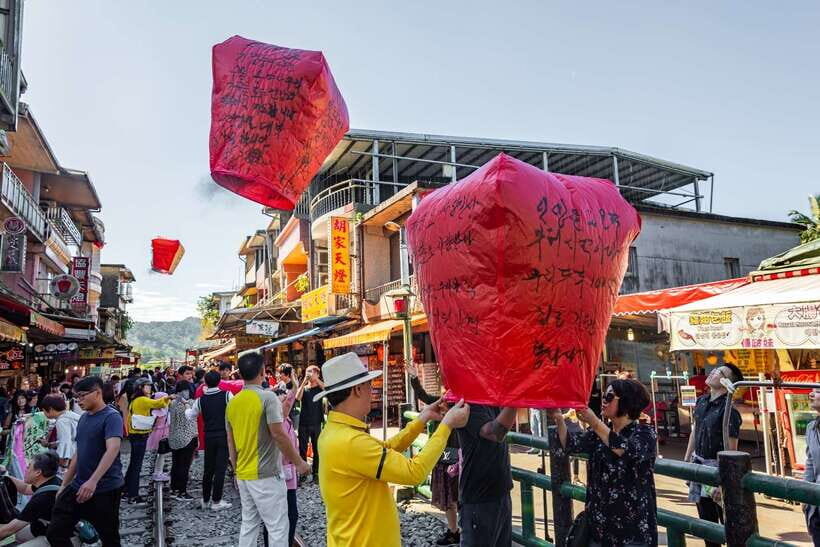 Taipei: Jiufen Night View and Shifen Day Tour - From Taipei Main Station to Taiwan’s Northeast Coast, Without the Guesswork