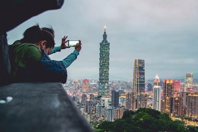 Taipei Private Car Charter Tour - The Taipei Core: Chiang Kai-shek and Liberty Square Vibes