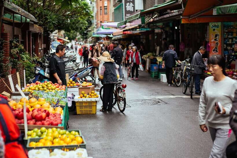 Taipei: Private Food Tour – 10 Tastings with Locals - Walking Pace, Night Market Expectations, and the Wet Market Reality Check