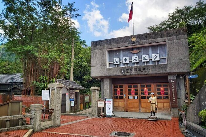 Taipei's Old Gold Rush Town: Jiufen Guided Night Tour - Entering Jiufen Night Mode: What This Tour Really Delivers