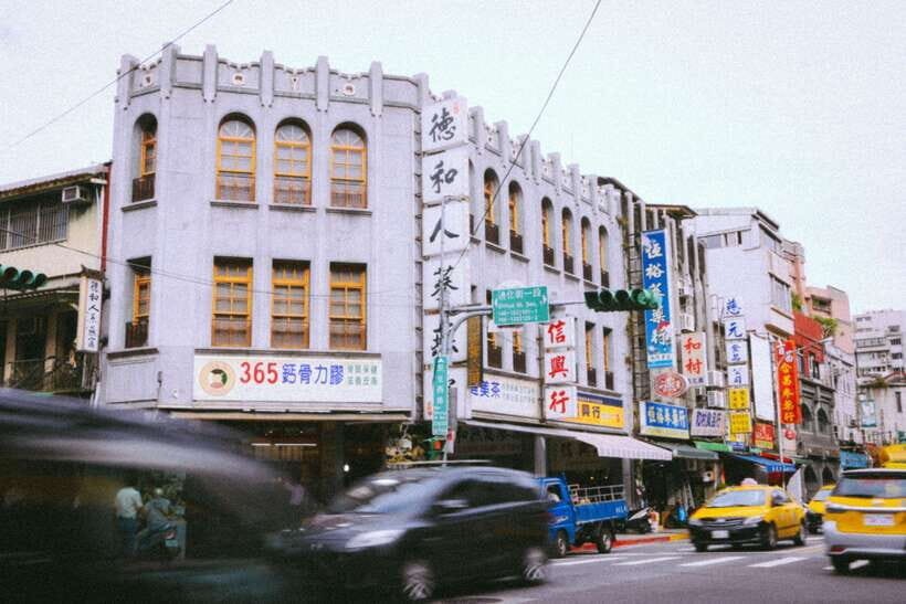 Vintage Taipei - Best of Taiwan and Sunset Walking Tour - Da Dao Cheng district: walking a movie-set neighborhood (without the script)