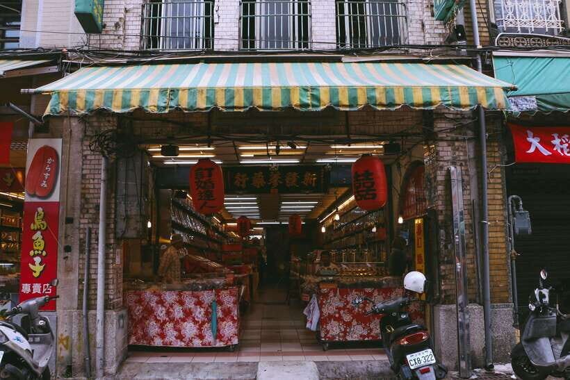 Vintage Taipei - Best of Taiwan and Sunset Walking Tour - Chinese herbal and dry products market: health culture you can actually see