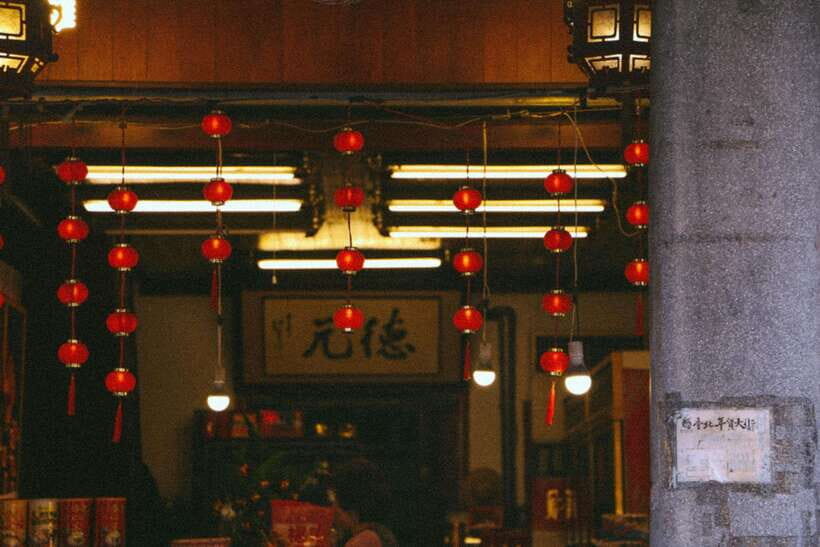 Vintage Taipei - Best of Taiwan and Sunset Walking Tour - Dockside food market at sunset: honey lager plus local plates