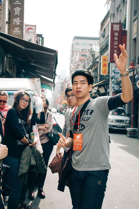 Vintage Taipei - Best of Taiwan and Sunset Walking Tour - Fa Zho Gong Temple: 1869 faith with a modern twist (the elevator temple)